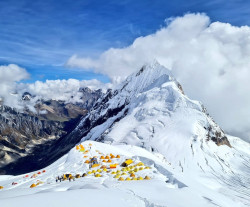 One killed as another avalanche hits Manaslu